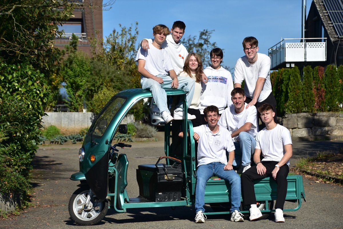 Unser Team mit dem Lieferfahrzeug